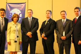 Fermín Cuza, Presidente Internacional OMB; Giomar González, Presidente Junta Directiva OMB; Tood Owen, Executive Director, Cargo and Conveyance Security, Office of Field Operations CBP; Bradd Skinner, Director Ejecutivo del Programa C-TPAT; Carlos Ochoa, Gerente del Programa C-TPAT y Allen Gina.