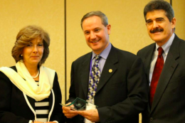 Giomar González, Carlos Ochoa y Fermín Cuza, entregando reconocimiento al Sr. Ochoa luego de su intervención en el Primer Seminario Internacional BASC 2010.