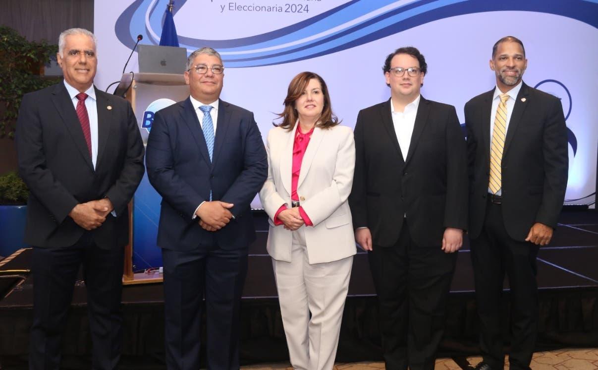 Armando Rivas, Horacio Lomba, Lucile Houellemont, José María Muné y Omar Castellanos, durante acto entrega certificaciones y juramentación directiva de BASC.