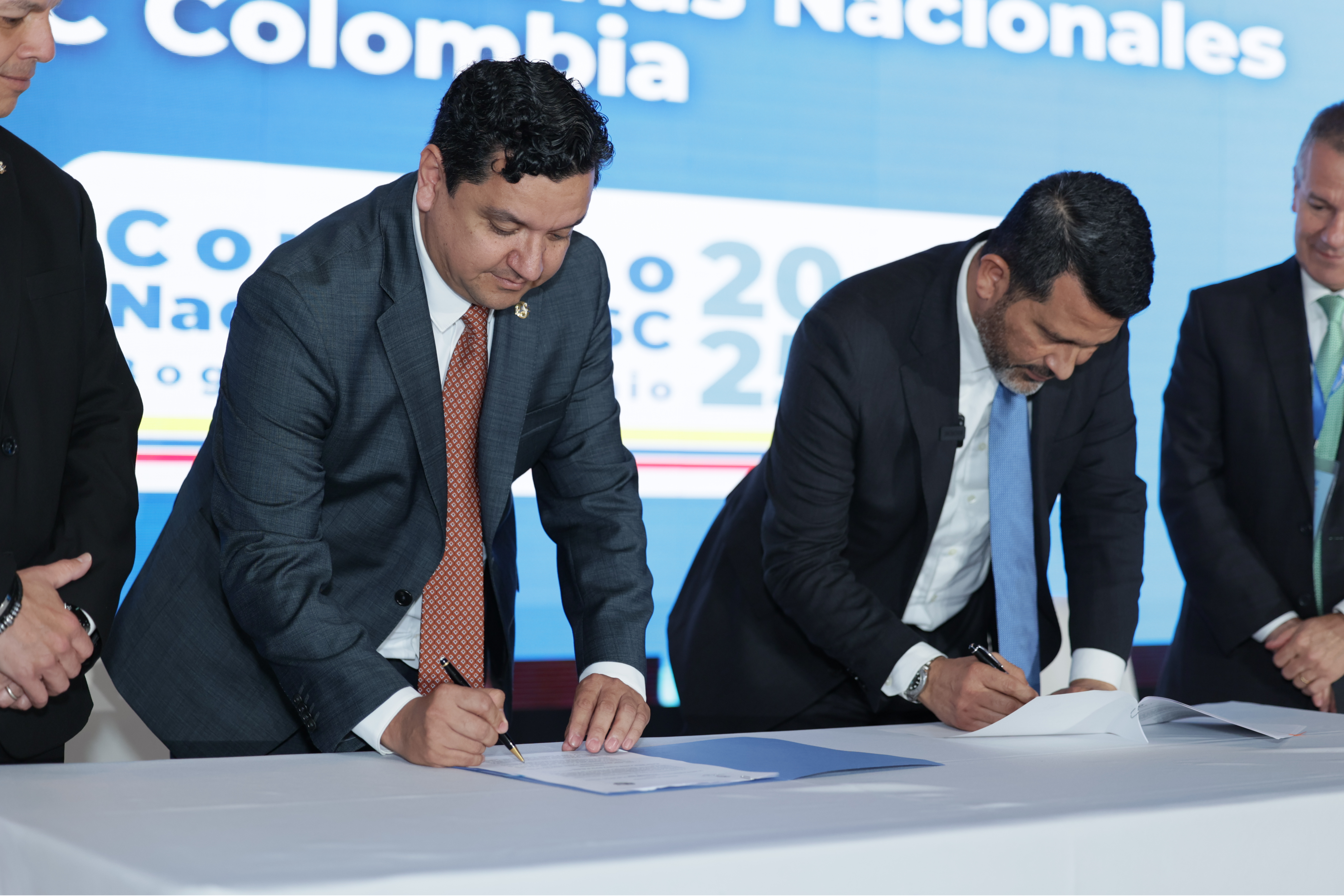 Scenes from the signing of the Cooperation Agreement between the DIAN and BASC Colombia. Signatories: Oscar Sánchez, chairman of the board of BASC Colombia and WBO; Luis Eduardo Llinás, acting director general of the DIAN.