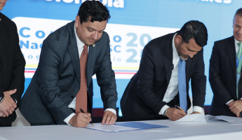 Scenes from the signing of the Cooperation Agreement between the DIAN and BASC Colombia. Signatories: Oscar Sánchez, chairman of the board of BASC Colombia and WBO; Luis Eduardo Llinás, acting director general of the DIAN.